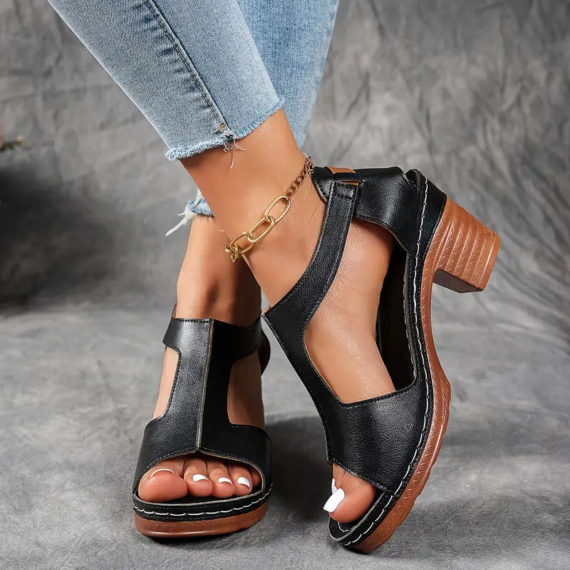 Zinia | Elegante T-rem kilehælsandaler med spænde