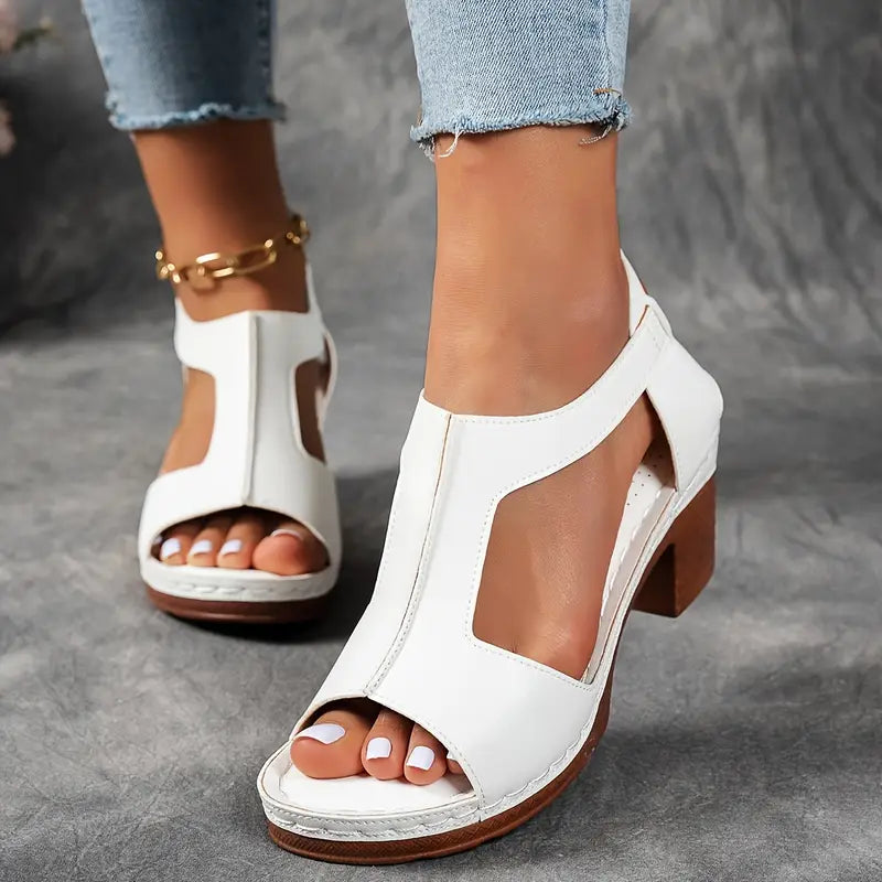 Zinia | Elegante T-rem kilehælsandaler med spænde