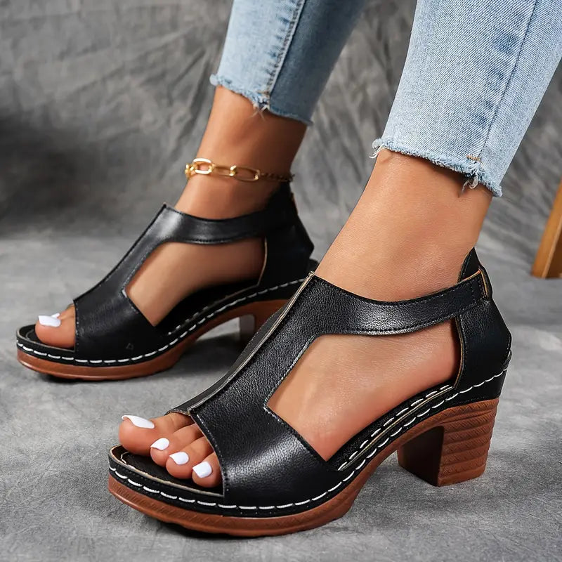 Zinia | Elegante T-rem kilehælsandaler med spænde