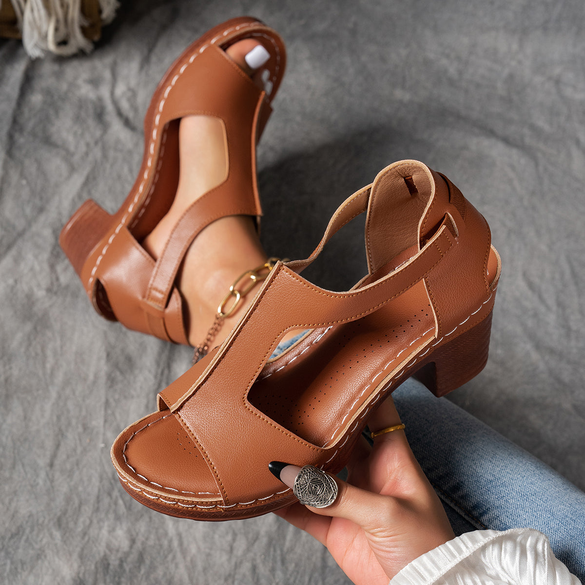Zinia | Elegante T-rem kilehælsandaler med spænde
