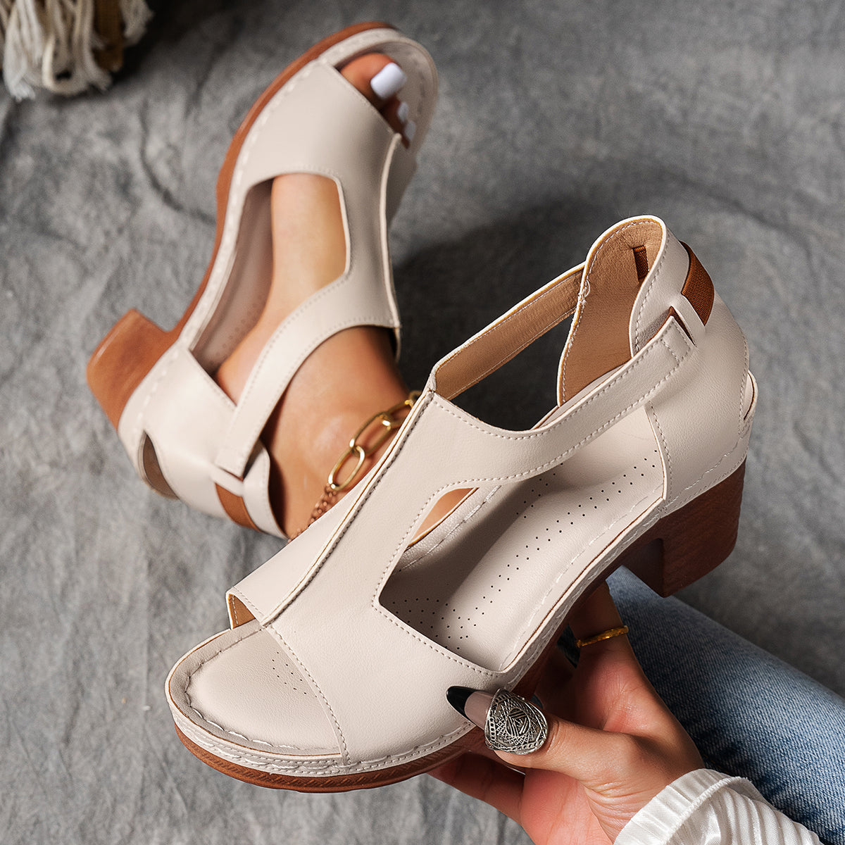 Zinia | Elegante T-rem kilehælsandaler med spænde