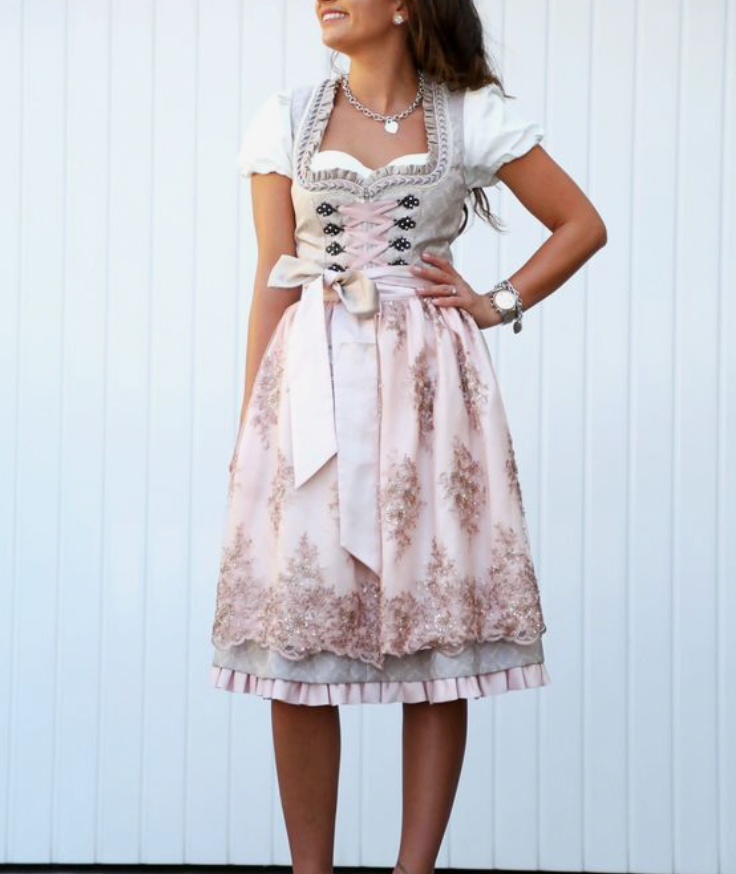 Helga - Traditionelt kostume med forklæde og bluse