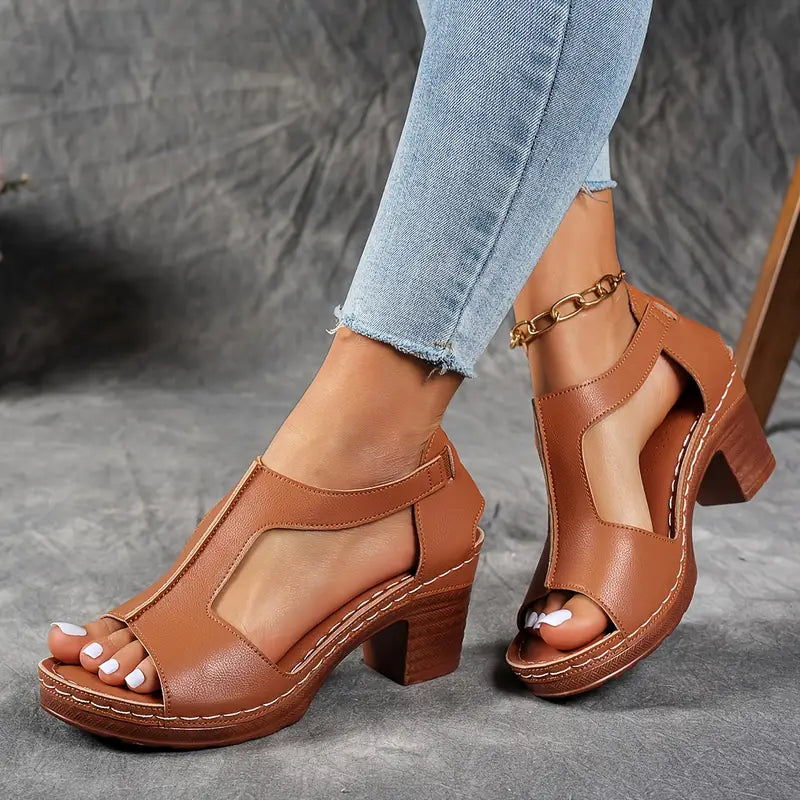 Zinia | Elegante T-rem kilehælsandaler med spænde