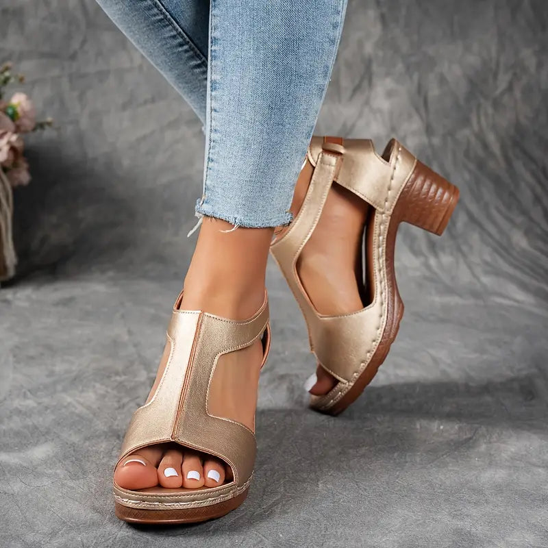 Zinia | Elegante T-rem kilehælsandaler med spænde