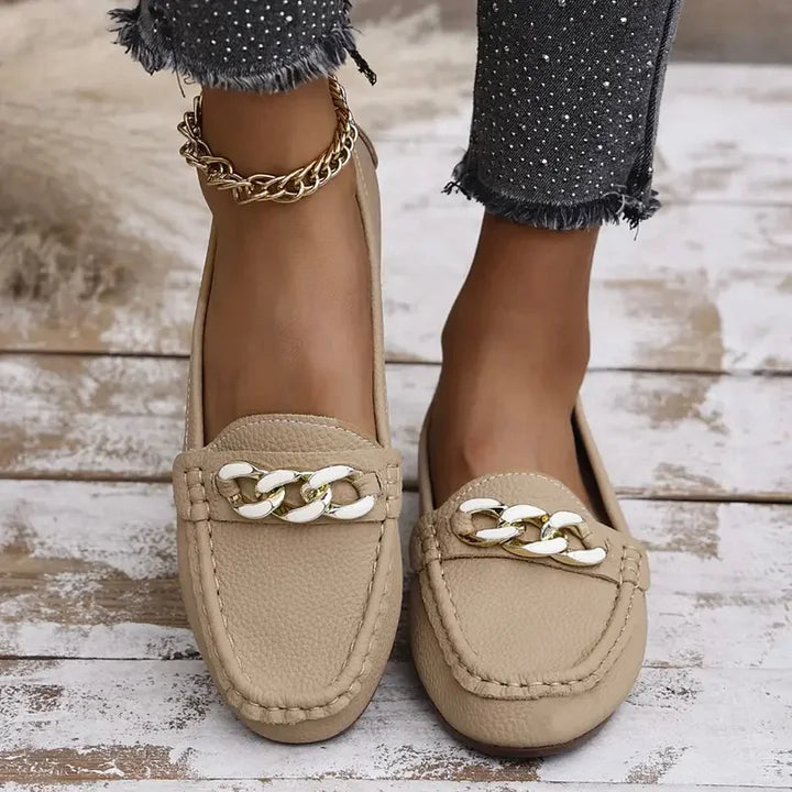 Kendal | Slippers i læder med markante kædendetaljer